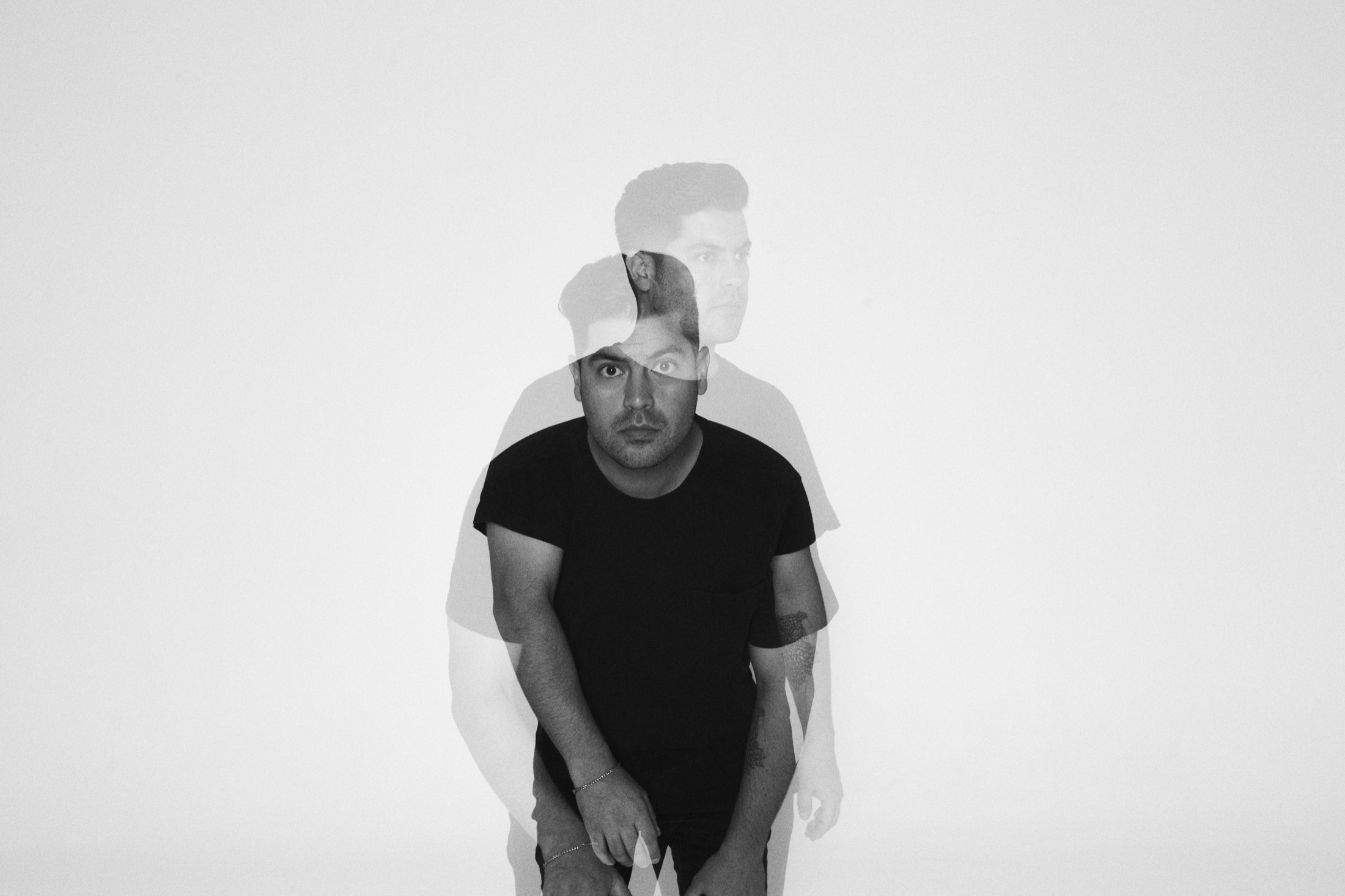 Sebastián Gallardo, músico, compositor y productor chileno, en retrato de doble exposición